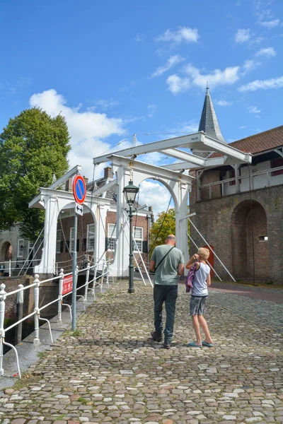 2020年8月24日 オランダ ゼーラント州ジエリクゼー 人々はZuiderhaven近くの橋を渡って歩く — ストック写真