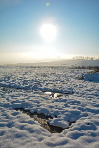 雪がたくさんある風景 フィールド 冷凍スポット 太陽とズンヒープ ドイツ バイエルン州 Spessart — ストック写真