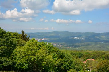 Haselbach yakınlarındaki Rhn 'in manzarası üzerinden 927.8 metre yüksekliğindeki Kreuzberg' e bakın; Rhoen-Grabfeld Bölgesi, Aşağı Franconia, Bavyera, Almanya