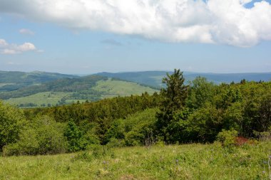 Haselbach yakınlarındaki Rhn 'in manzarası üzerinden 927.8 metre yüksekliğindeki Kreuzberg' e bakın; Rhoen-Grabfeld Bölgesi, Aşağı Franconia, Bavyera, Almanya