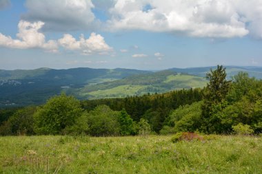 Haselbach yakınlarındaki Rhn 'in manzarası üzerinden 927.8 metre yüksekliğindeki Kreuzberg' e bakın; Rhoen-Grabfeld Bölgesi, Aşağı Franconia, Bavyera, Almanya