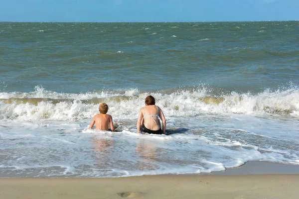 Dos Niños Sientan Llenos Alegría Playa Arena Medio Las Olas —  Fotos de Stock