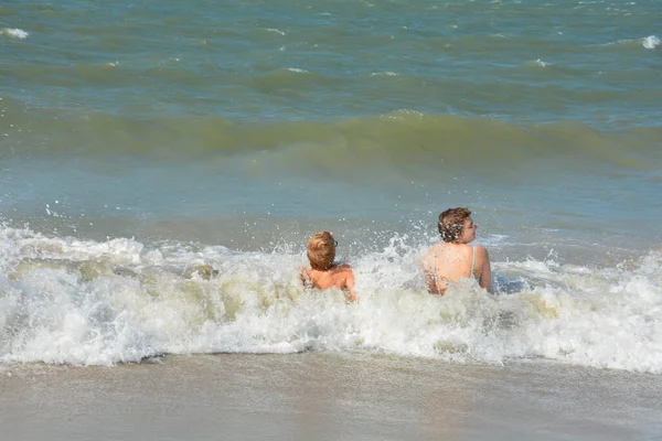 Dos Niños Sientan Llenos Alegría Playa Arena Medio Las Olas —  Fotos de Stock