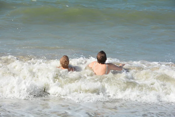 Dwoje Dzieci Siedzi Pełne Radości Piaszczystej Plaży Środku Fal Nad — Zdjęcie stockowe