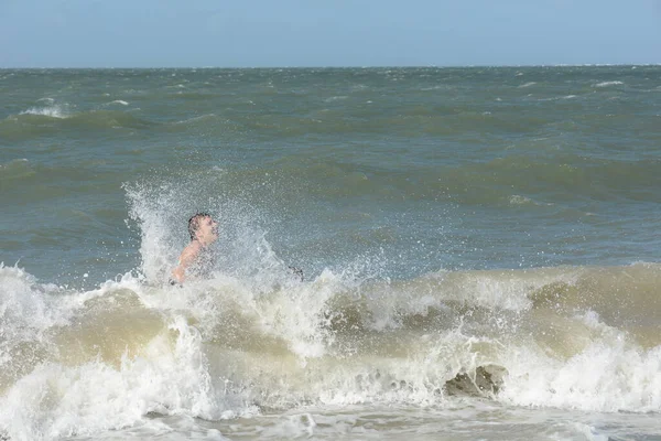 Dos Niños Sientan Felices Medio Una Ola Salpicante Junto Mar —  Fotos de Stock