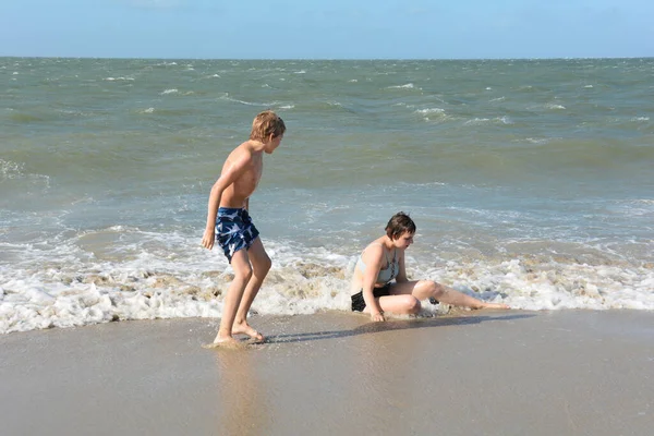 Niño Una Adolescente Juegan Con Agua Las Olas Costa Del —  Fotos de Stock