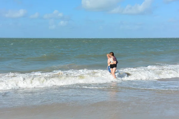 Menino Uma Adolescente Correm Praia Areia Água Costa Mar Norte — Fotografia de Stock
