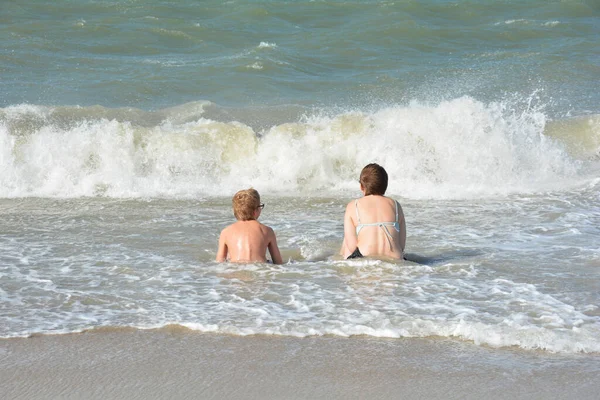 Duas Crianças Sentam Cheias Alegria Praia Areia Meio Das Ondas — Fotografia de Stock