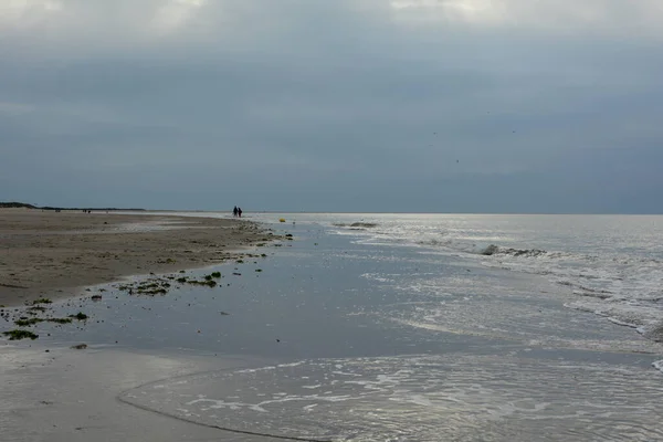 Avondwandeling Een Zandstrand Aan Noordzeekust Met Bewolkte Luchten — Stockfoto