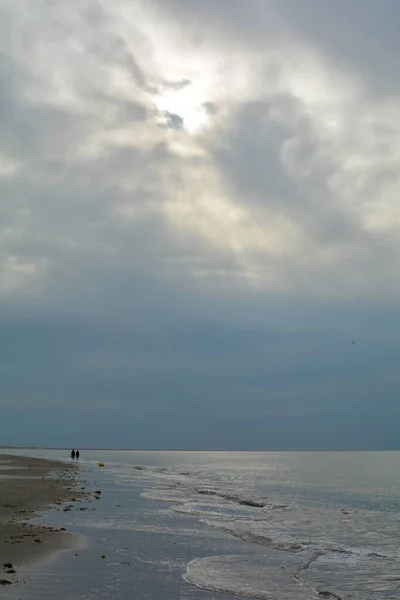 Večerní Procházka Písečné Pláži Pobřeží Severního Moře Oblačnou Oblohou — Stock fotografie