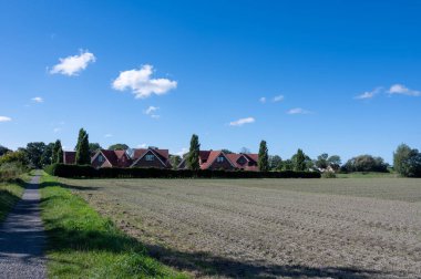 Tarlalar ve Wremen kasabası manzarası. Wremen, Almanya 'da Wurster Nordseekste eyaletinde yer alan bir şehirdir.