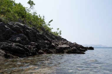 Hırvatistan 'da Adriyatik Denizi kıyısında kayalık sahil