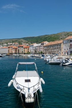 Senj, Hırvatistan, 13 Haziran 2025 - Senj Yukarı Adriyatik 'in en eski kentidir - tekneleri ve eski kasabası olan liman