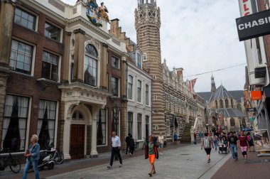 Alkmaar, Hollanda, 3 Eylül 2024 - Peynir kasabası Alkmaar 'ın merkezinde küçük dükkanları olan Cozy Caddesi