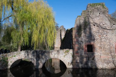 Aschaffenburg, Bavyera, Almanya 'da, Aschaffenburg' da, kemerli bir köprüsü olan, küçük bir gölün kıyısındaki eski kalıntılar.