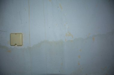 Su borusu patladıktan sonra rutubetli ev duvarı, duvar kağıdı çıkarıldıktan sonra açıkça görülüyor.