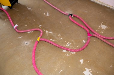 Su hasarı onarımı için nemlendirici ve boruları olan profesyonel bir endüstriyel bina kurutma ünitesi kullanıldı. Islak zeminden su ve nem çıkarıldı ve perdelendi.