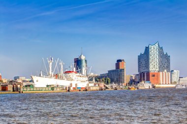 Liman ve Elbphilharmonie Hamburg