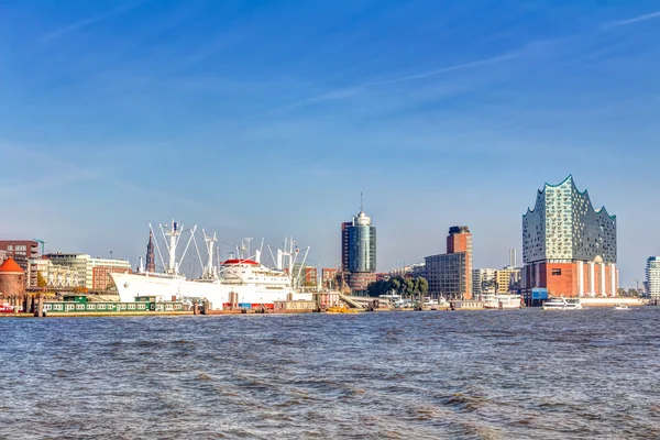 Liman ve Elbphilharmonie Hamburg