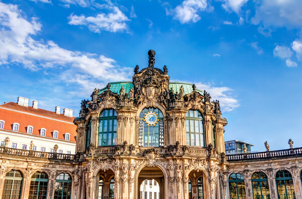 Певец в платье