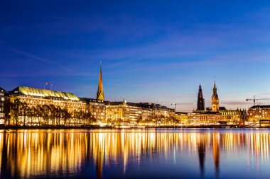 Hamburg Binnenalster'de ofis binası ve manzarası
