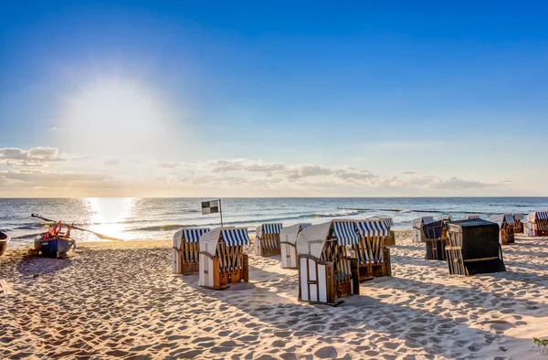 Chaises de plage après le lever du soleil — Photo