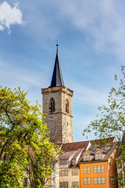 Saint Giles kyrka och korsvirkeshus hus i Erfurt — Stockfoto