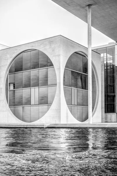 Modern arkitektur av Marie-Elisabeth-Luders-huset i Berlin, Tyskland — Stockfoto