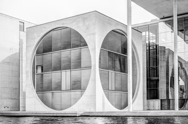 Architettura moderna della Marie-Elisabeth-Luders-House a Berlino, Germania — Foto Stock