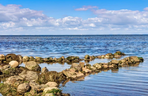 Línea costera con piedras —  Fotos de Stock