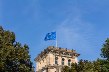 Bina Berlin Reichstag bayrakları 