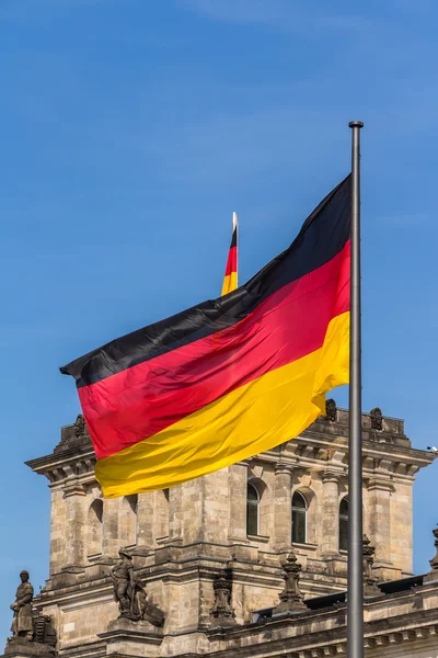 Banderas en el edificio del Reichstag Berlín — Foto de Stock