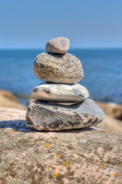 dengeli taş piramit