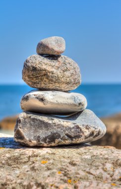 dengeli taş piramit