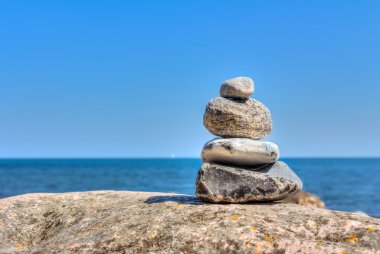 dengeli taş piramit