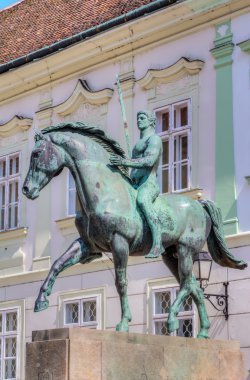 Szekesfehervar hafif süvari eri Anıtı