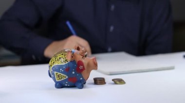 Mortgage komisyoncusu müşterisine yılda ne kadar ipotek ödeyeceğini gösteriyor. Geri ödeme takviminin düzenlenmesi. Finans kurumları ve talihsiz müvekkil. Video çekimi Full HD 60 fps.
