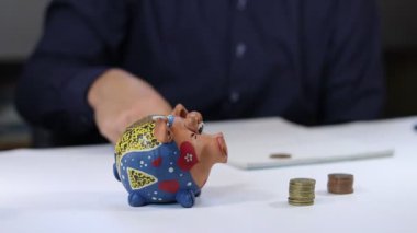 Mortgage komisyoncusu müşteri hakkındaki verileri doldurur ve çeşitli seçeneklere bakar. Yatırım planlama. Video çekimi Full HD 60 fps.
