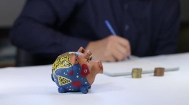 Finansal danışman, ortalama bir Amerikan vatandaşının çeşitli yatırım planlarından ne kadar tasarruf edeceğini gösteriyor. Hisse senetleri ve emtialara uzun vadeli yatırım. Video çekimi Full HD 60 fps.