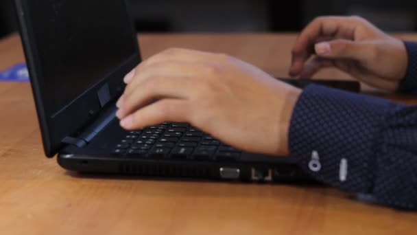 Genç Adamı Dizüstü Bilgisayarı Açar Planı Üzerinde Çalışmaya Başlar Yeni — Stok video