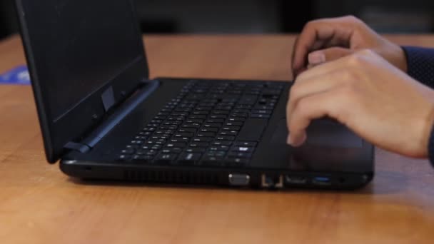 Młody Człowiek Włącza Komputer Zaczyna Pisać Powieść Klawiaturze Pisarz Pisze — Wideo stockowe