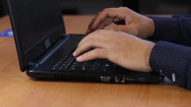 Man Doet Avonds Huiswerk Gebruikt Een Laptop Terwijl Hij Aan — Stockvideo