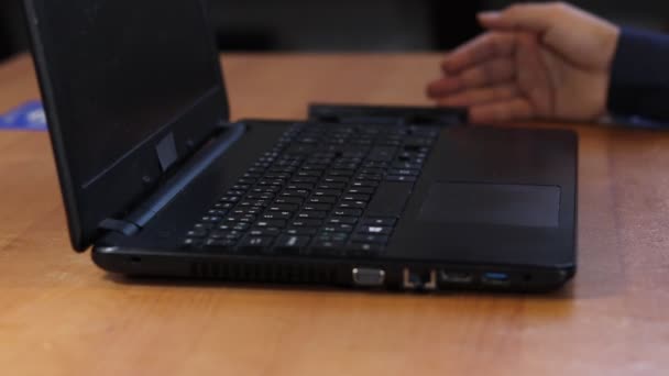 Joven Técnico Empuja Una Computadora Portátil Para Reproducir Programa Especial — Vídeo de stock