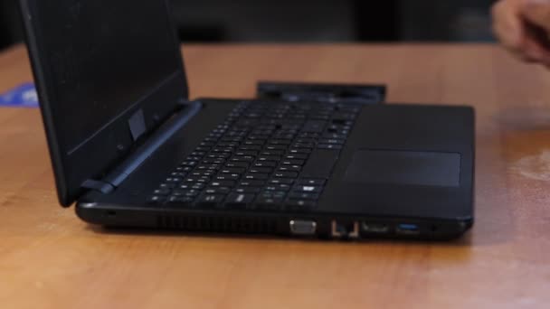 기술자는 컴퓨터 프로세스의 변화를 노트북에 넣는다 Fps — 비디오
