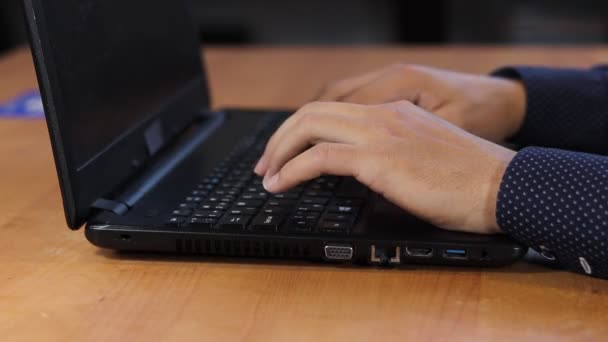 Пальцы Молодого Человека Печатающего Клавиатуре Снимок Видео Full Кадров Секунду — стоковое видео