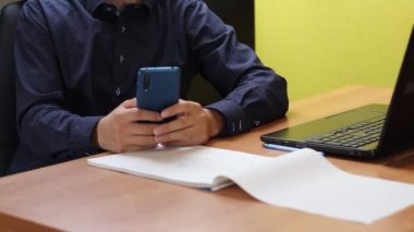 Girişimci, iş planı ve daha sonra uygulaması hakkında bilgi edinir. Not defterine not alıyor. İşinizi yönetiyorum. Video çekimi Full HD 60 fps.