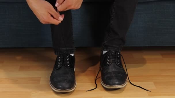 Demostración Cómo Atar Los Zapatos Correctamente Joven Creativo Muestra Los — Vídeos de Stock