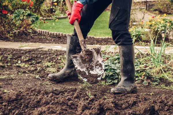 Människan Kämpar Med Spade Och Våt Jord Jord Svarvning Och — Stockfoto