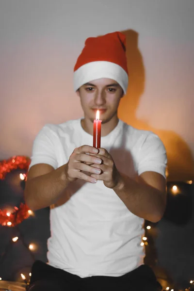 Işıklarla Kaplı Bir Kanepede Oturan Adam Genç Bir Delikanlı Noel — Stok fotoğraf