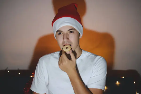 Baker Karácsonyi Sapkával Fején Megkóstolja Karácsonyi Sütijét Szent Vacsorán Cukorral — Stock Fotó